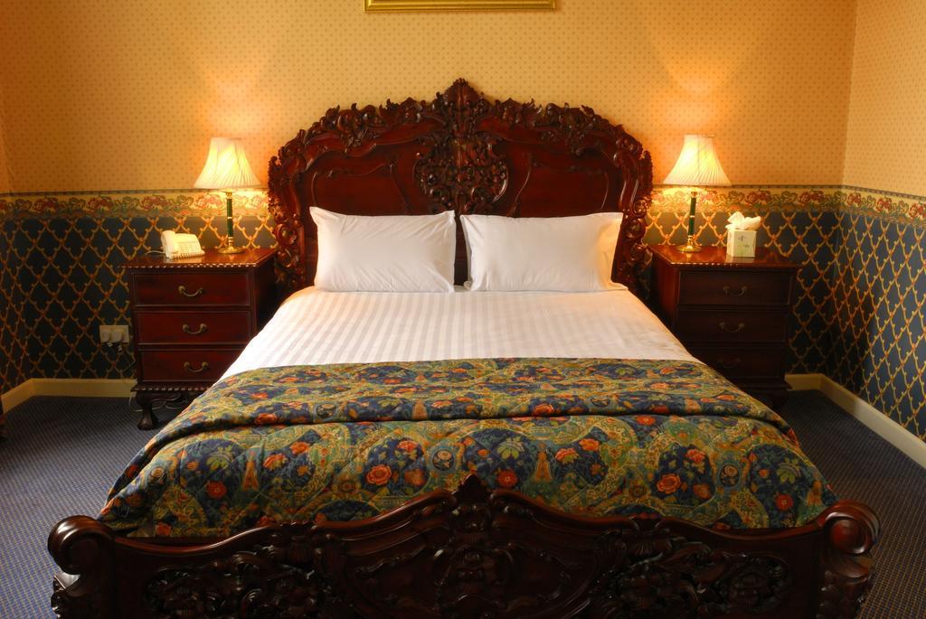 Haughton Hall Hotel & Leisure Club تيلفورد الغرفة الصورة